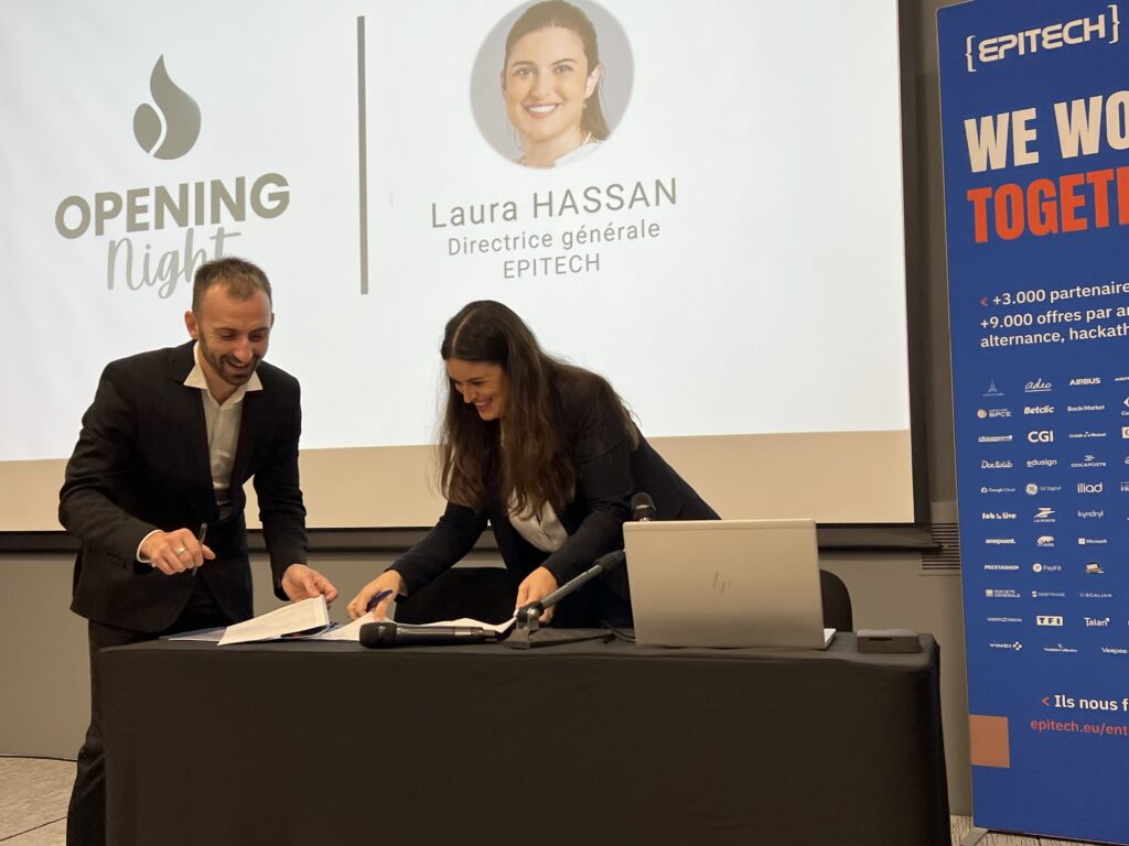 Kélian Bailet, président d’EPSEED, signe le partenariat avec Laura Hassan d’Epitech pour déployer la solution The SEED sur les campus européens.